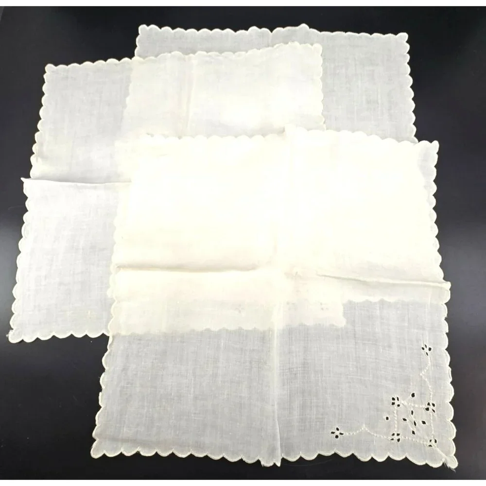 Vintage Cream Embroidered Linen Napkins With Scalloped Edges Set of 4 JJ3965